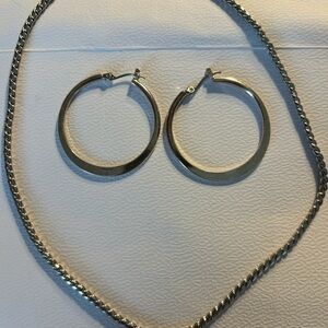 Silver choker and thick silver hoop earrings